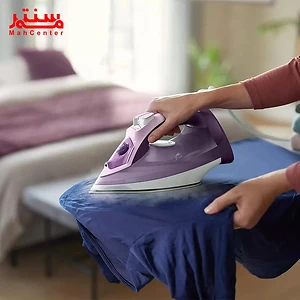 اتو بخار فیلیپس DST5020 در حال اتوکشی لباس